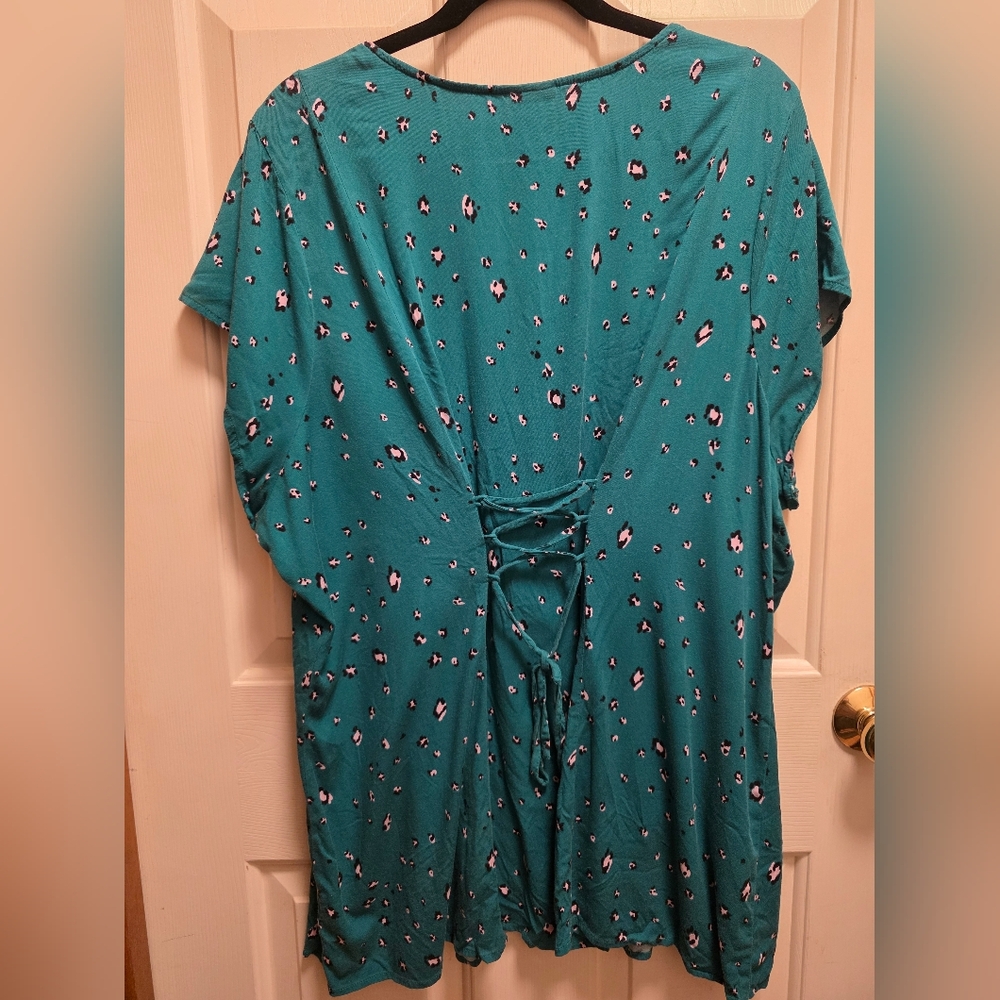 🌴 Torrid Teal V-Neck Top with Pink and Black Accents - Picture 4 of 6